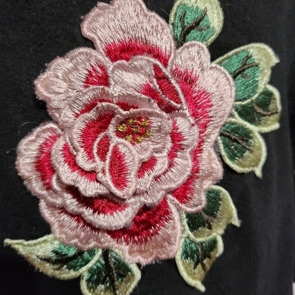 Embroided flower t-shirt - Picture 2 of 2
